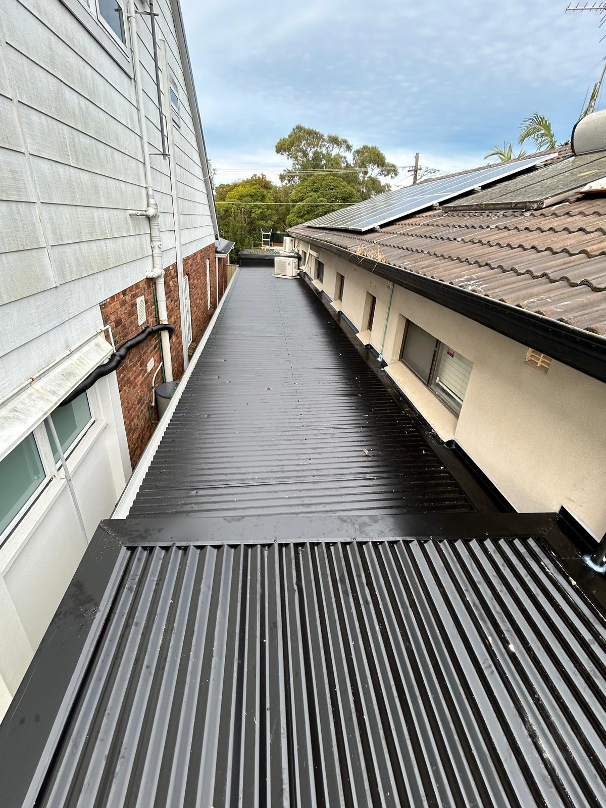 Narrow box gutter and wall abutment roof area