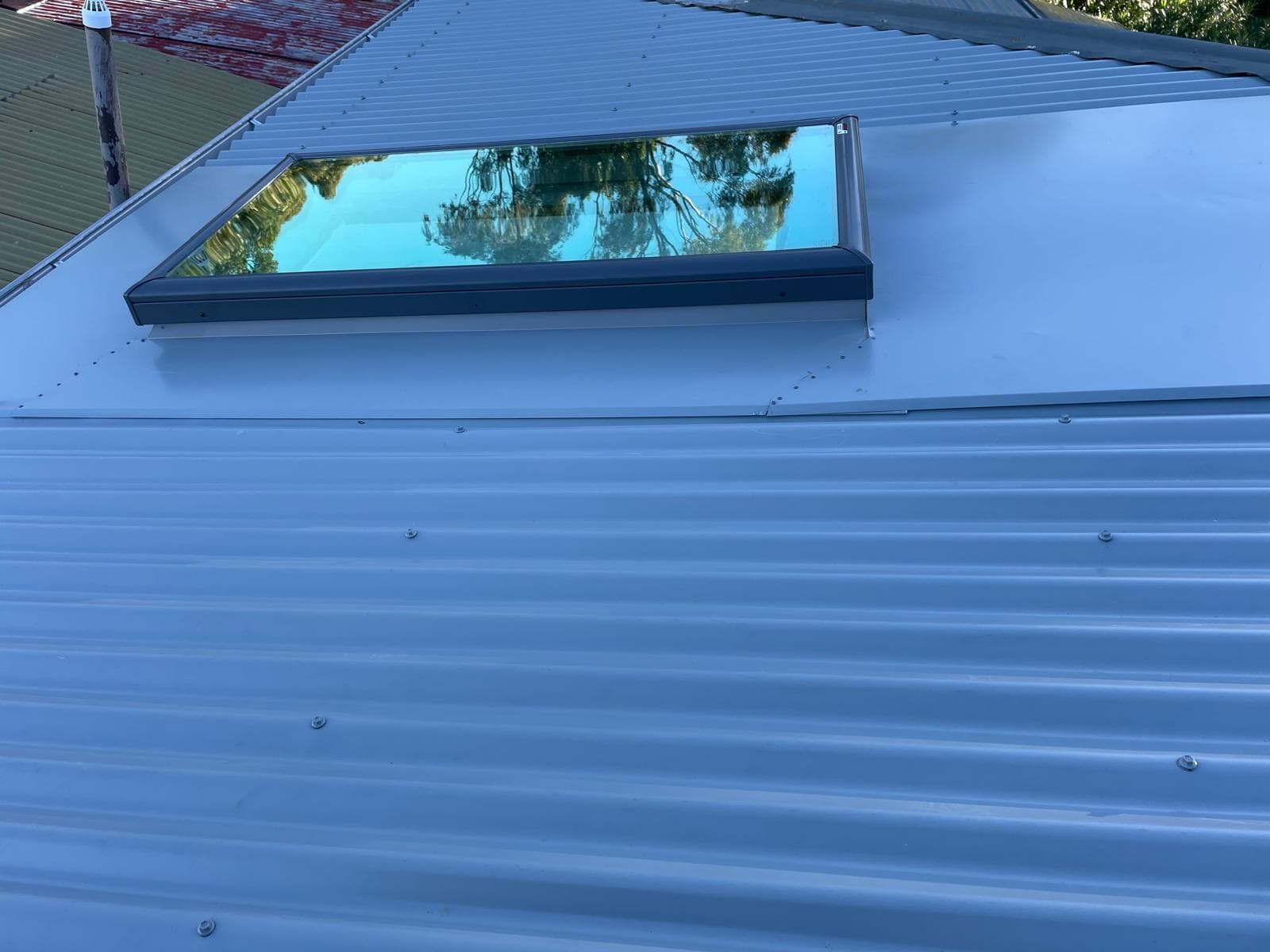 Light metal roof sheeting and skylight flashing detail