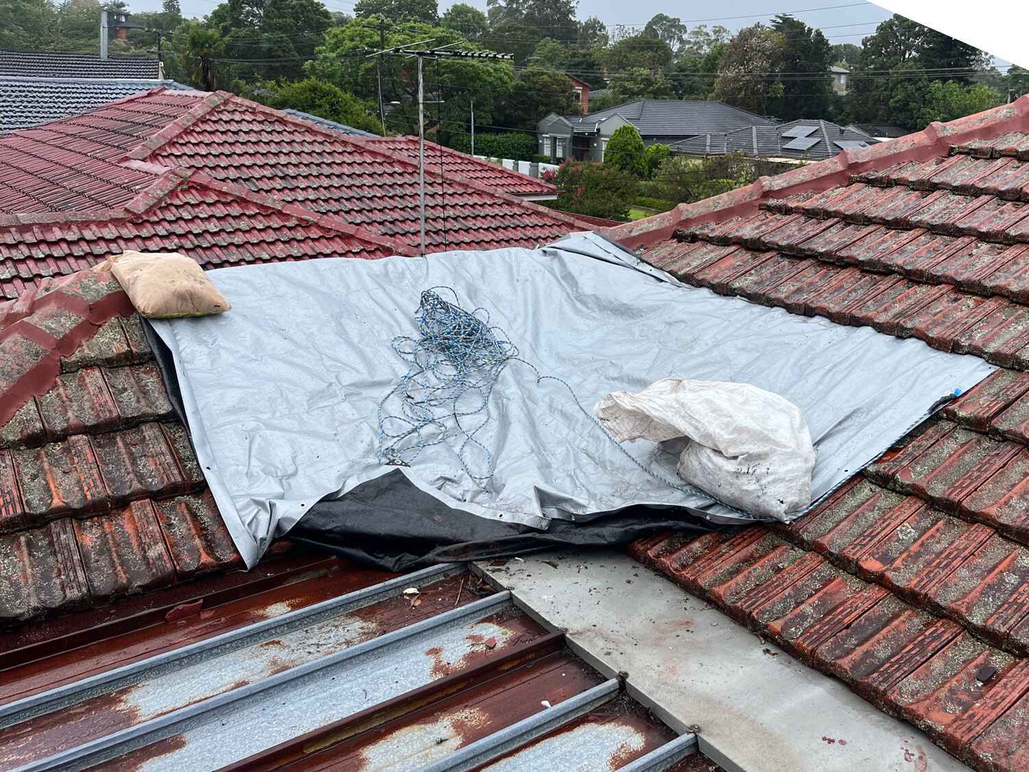 Temporary protection on a tiled roof after urgent damage