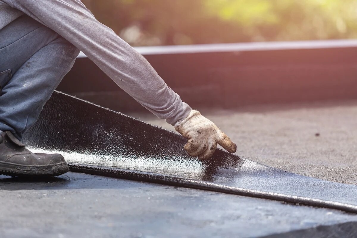 Low-slope roof surface and drainage area